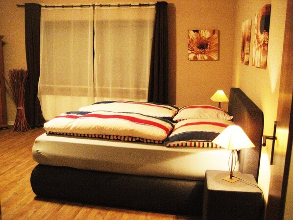 Habitación básica doble | Escritorio, cunas, camas extra y wifi gratis 