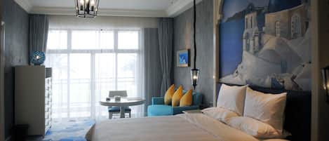 Premier kamer, bubbelbad | Luxe beddengoed, een minibar, een kluis op de kamer, een bureau