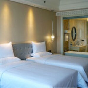 豪华标间 | 高档床上用品、迷你吧、客房内保险箱、办公桌