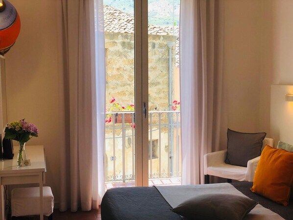 أغطية فراش متميزة ومكتب ومكواة/لوح كي وأسرّة أطفال/رضّع