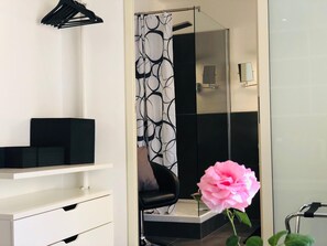 Camera con letto matrimoniale o 2 letti singoli | Bagno | Doccia, asciugacapelli, bidet, asciugamani