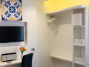 เครื่องนอนระดับพรีเมียม, โต๊ะทำงาน, เตารีด/โต๊ะรีดผ้า, เปล/เตียงเด็กอ่อน