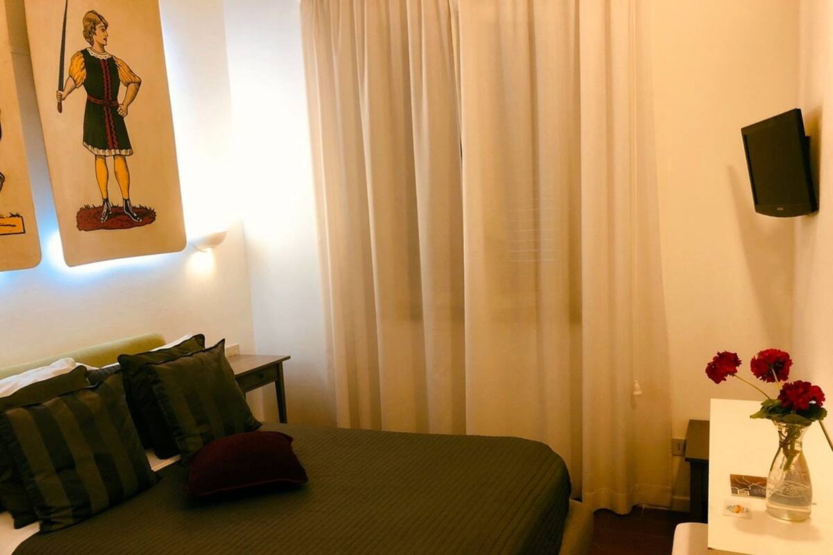 Camera singola | Biancheria da letto di alta qualità, una scrivania, ferro/asse da stiro