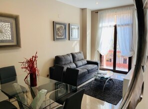 Appartement, 2 slaapkamers, balkon | Luxe beddengoed, een kluis op de kamer, een strijkplank/strijkijzer