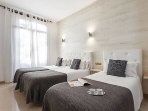 Premium bedding, in-room safe, iron/ironing board, cots/infant beds - Apartments Ramblas 108 (Barcelona)