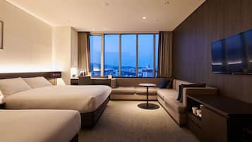 Habitación (Quad Garden Suite) | Caja fuerte, escritorio, espacio para trabajar con un portátil