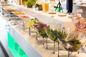 Daily buffet breakfast (KRW 30000 per person)