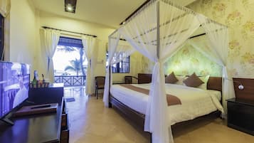 Bungalow (Beach Front) | Een minibar, een kluis op de kamer, een bureau, verduisterende gordijnen