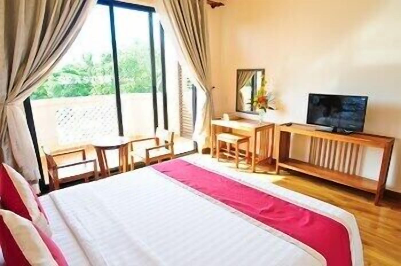 ミニバー、セーフティボックス (室内)、デスク、遮光カーテン