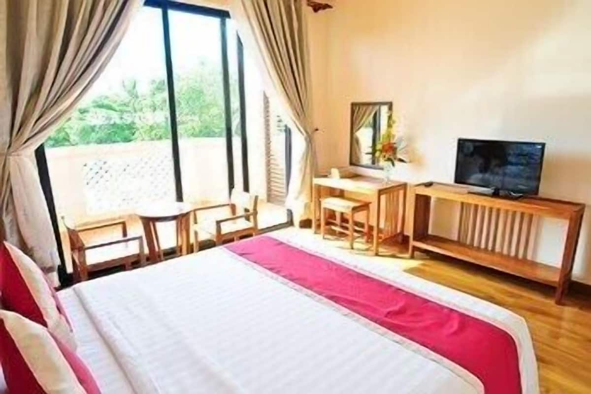 Frigobar, cofres nos quartos, escrivaninha, cortinas blackout