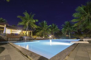 Outdoor pool, pool umbrellas, pool loungers - Sea Star Resort Phu Quoc (Phu Quoc)