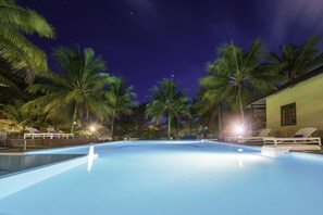 Piscina externa, guarda-sóis, espreguiçadeiras