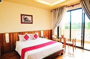 Deluxe dubbelrum | Minibar, värdeförvaringsskåp på rummet och skrivbord