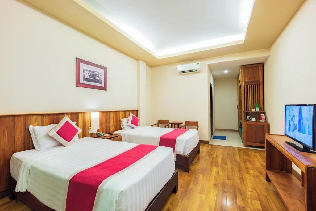 ミニバー、セーフティボックス (室内)、デスク、遮光カーテン