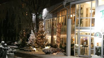 Overnatningsstedets facade – aften/nat