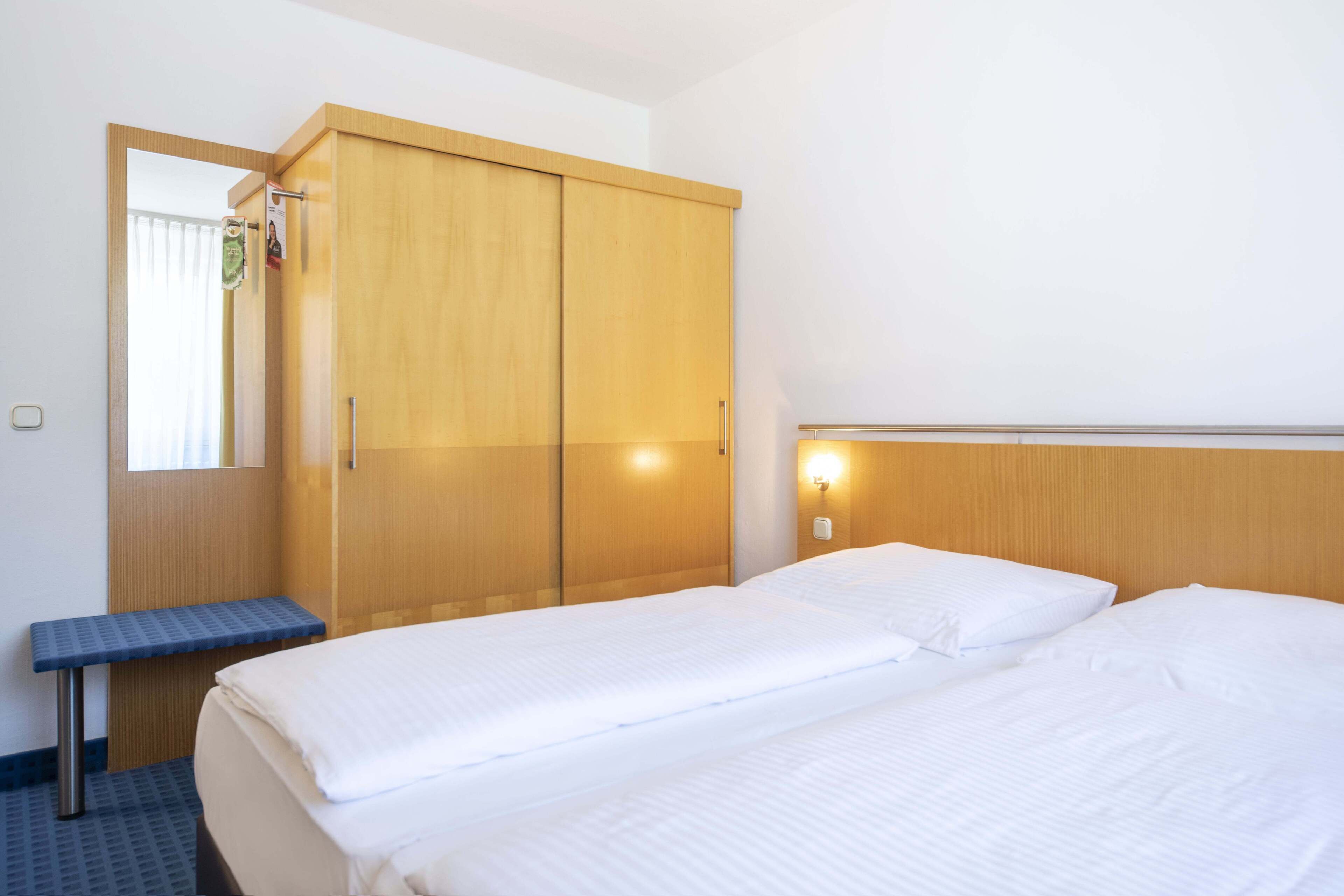 Minibar, Zimmersafe, Schreibtisch, laptopgeeigneter Arbeitsplatz
