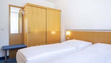 Minibar, Zimmersafe, Schreibtisch, laptopgeeigneter Arbeitsplatz