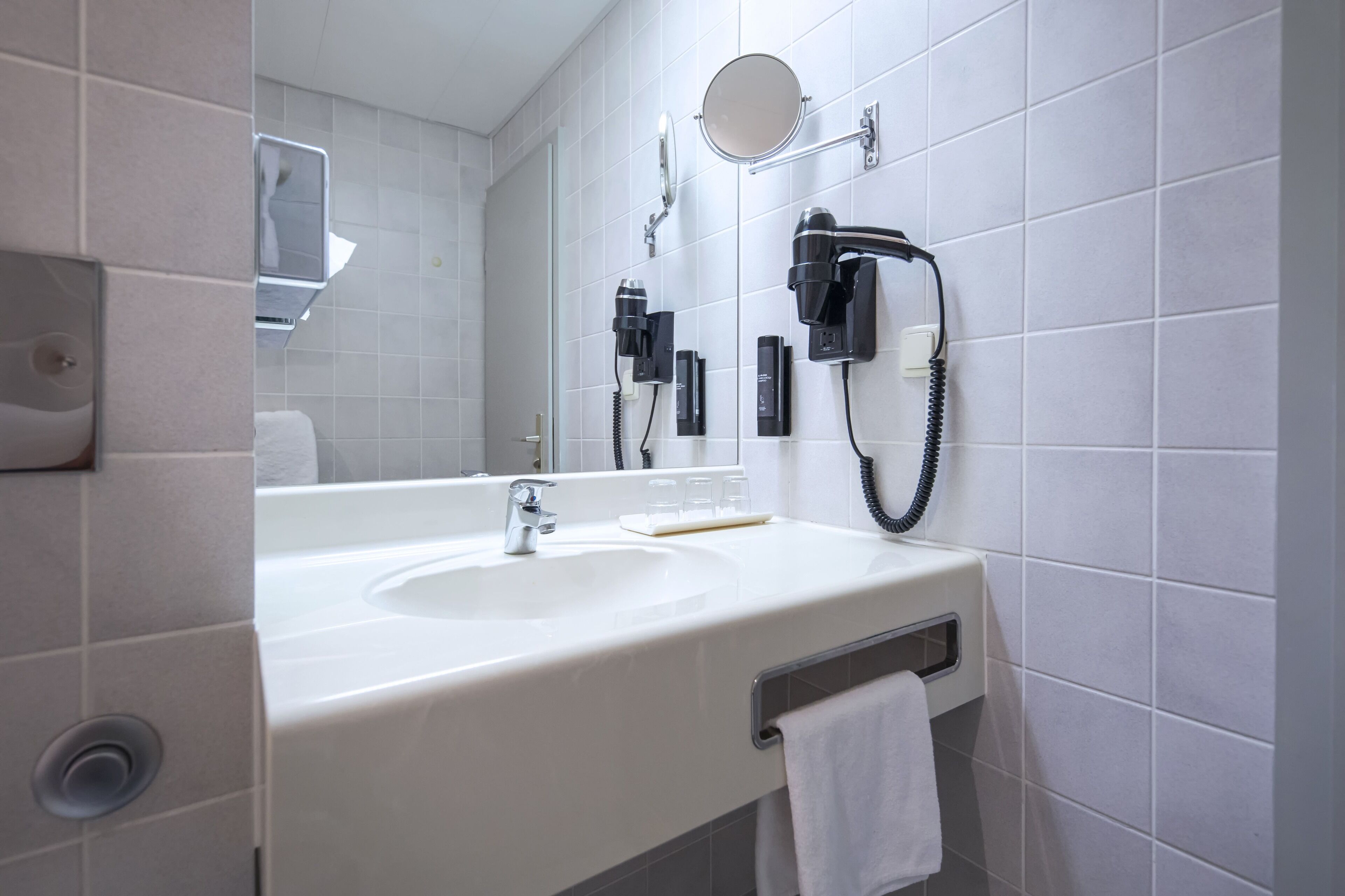 junior suite | bathroom | shower, free toiletries, hair dryer, towels