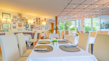 Frühstück, Mittagessen, Abendessen, lokale und internationale Küche