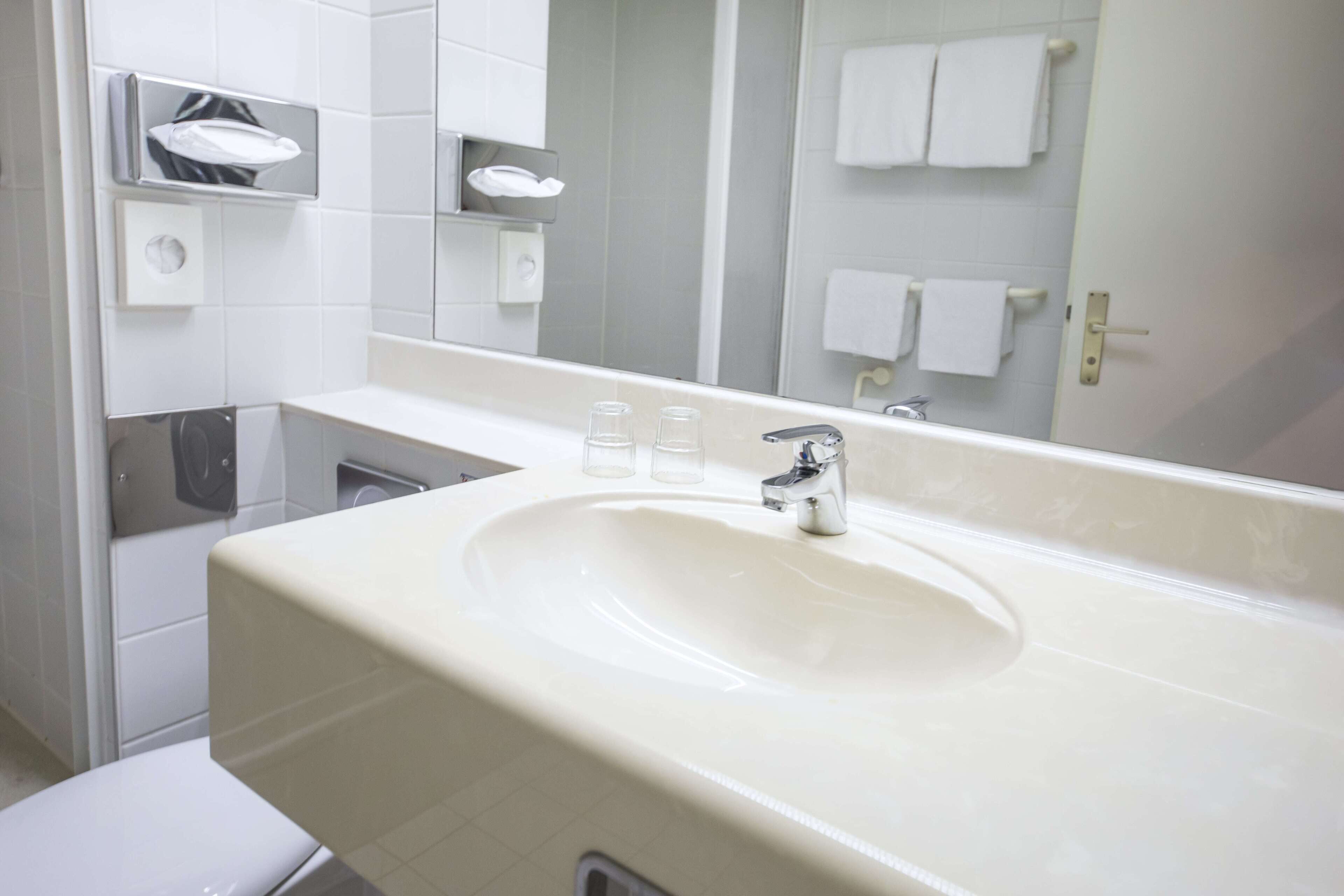 comfort double room | bathroom | shower, free toiletries, hair dryer, towels