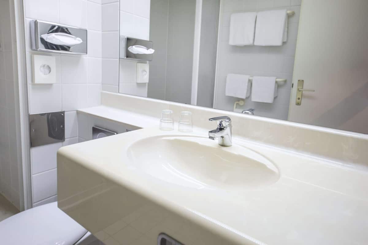 comfort double room | bathroom | shower, free toiletries, hair dryer, towels