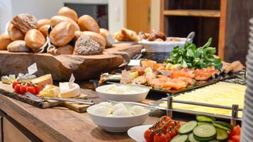 Se ofrece un desayuno bufé todos los días (por un coste adicional)