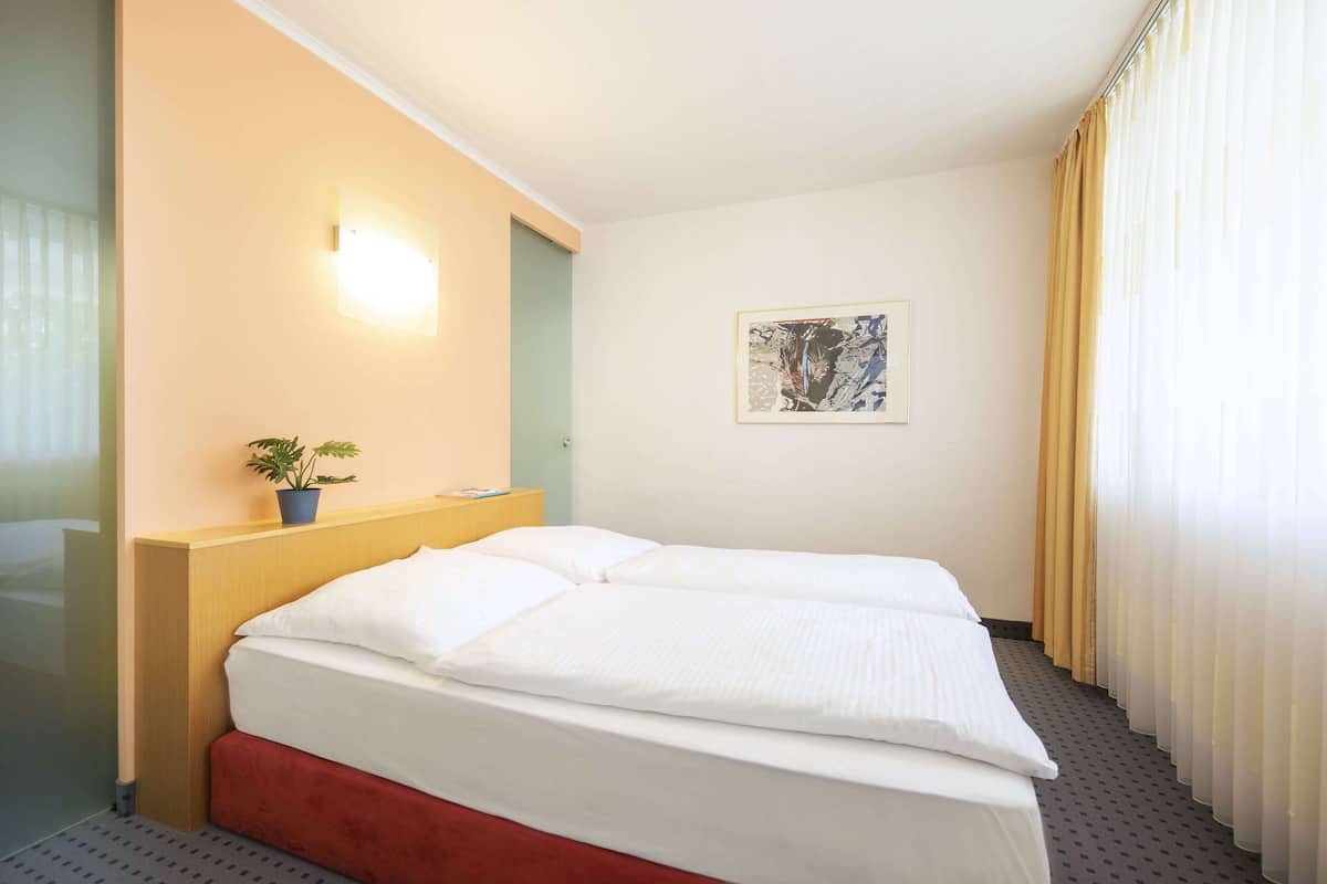 Junior-suite | Minibar, pengeskab på værelset, skrivebord