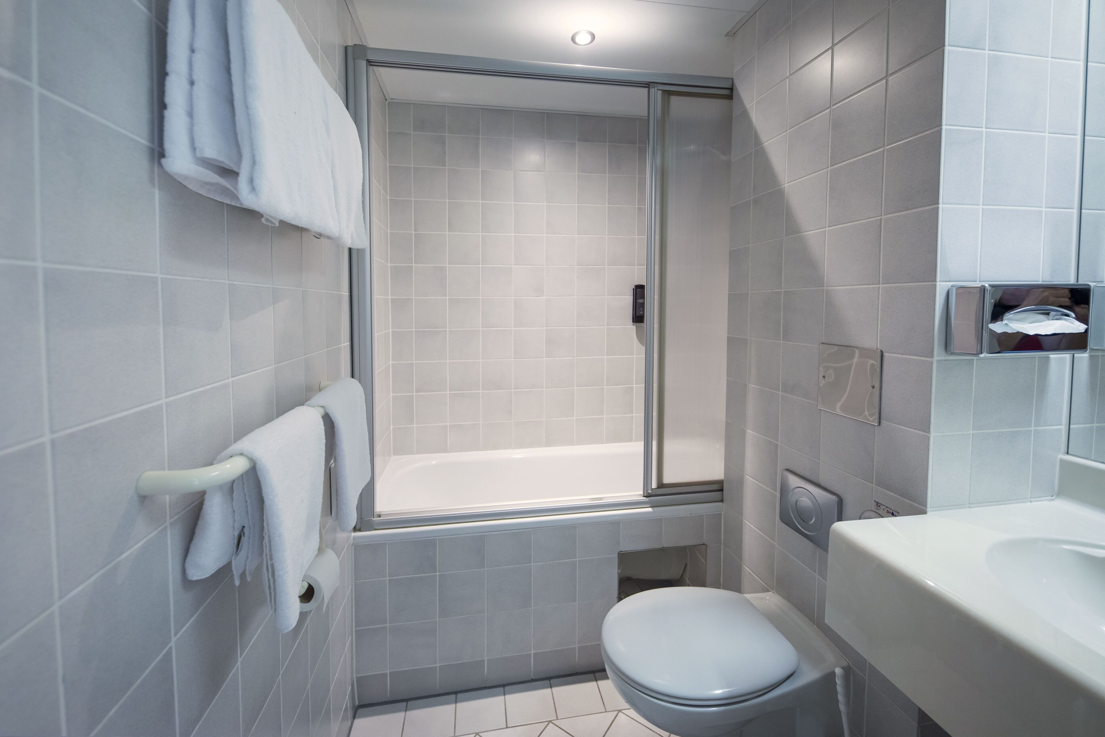 junior suite | bathroom | shower, free toiletries, hair dryer, towels