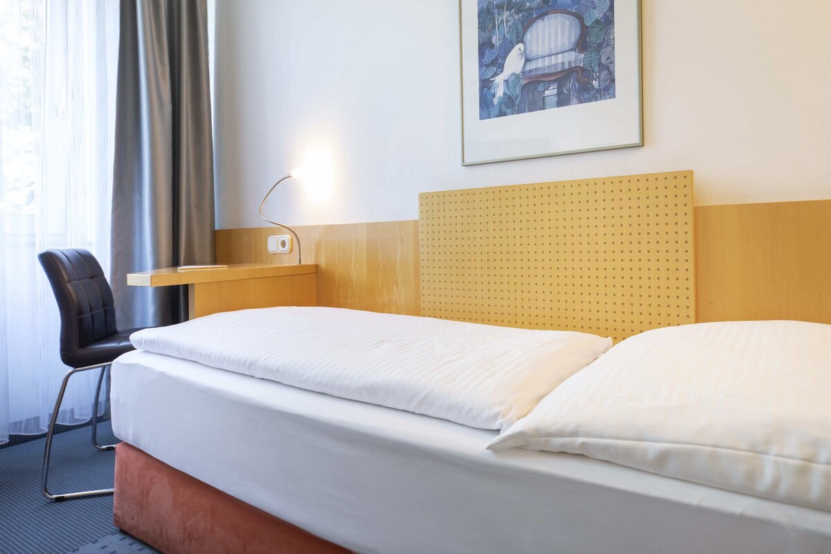 Minibar, két bảo mật tại phòng, bàn 