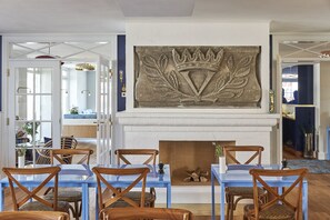 حيث تُقدم وجبات الإفطار، الغداء، العشاء، الأطباق الفرنسية