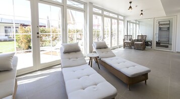 Indoor pool, sun loungers