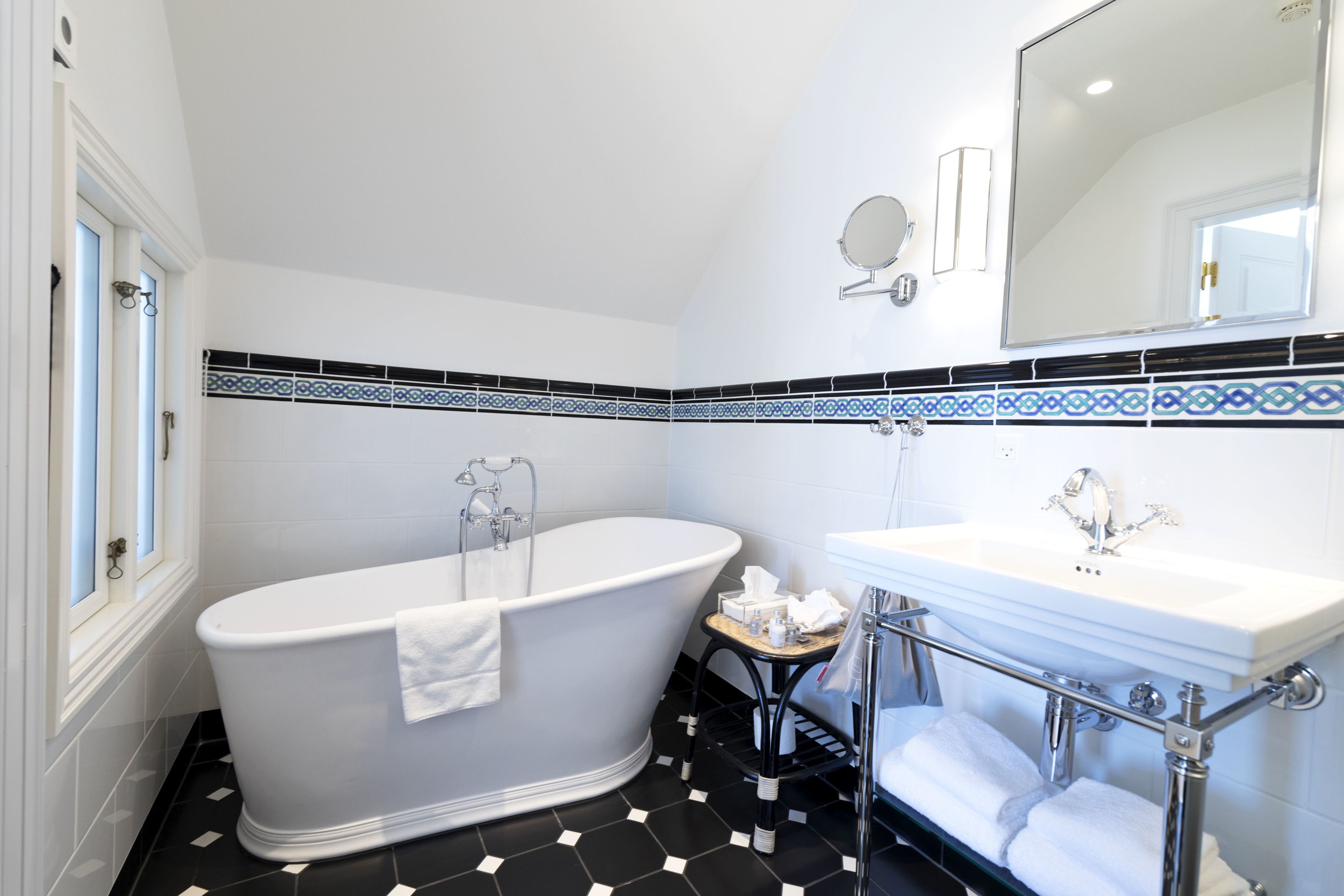 suite, 1 bedroom | bathroom | rainfall showerhead, free toiletries, hair dryer, bathrobes