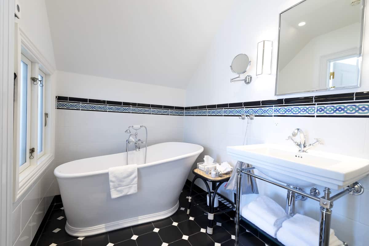 suite, 1 bedroom | bathroom | rainfall showerhead, free toiletries, hair dryer, bathrobes