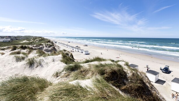 A beach with white sand, dunes, and a clear blue sky. - Strandhotellet - Blokhus (Blokhus)