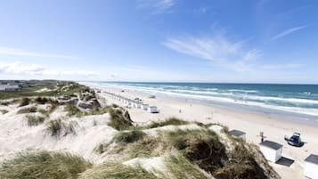 Una spiaggia nelle vicinanze, sabbia bianca