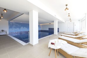 Indoor pool, sun loungers