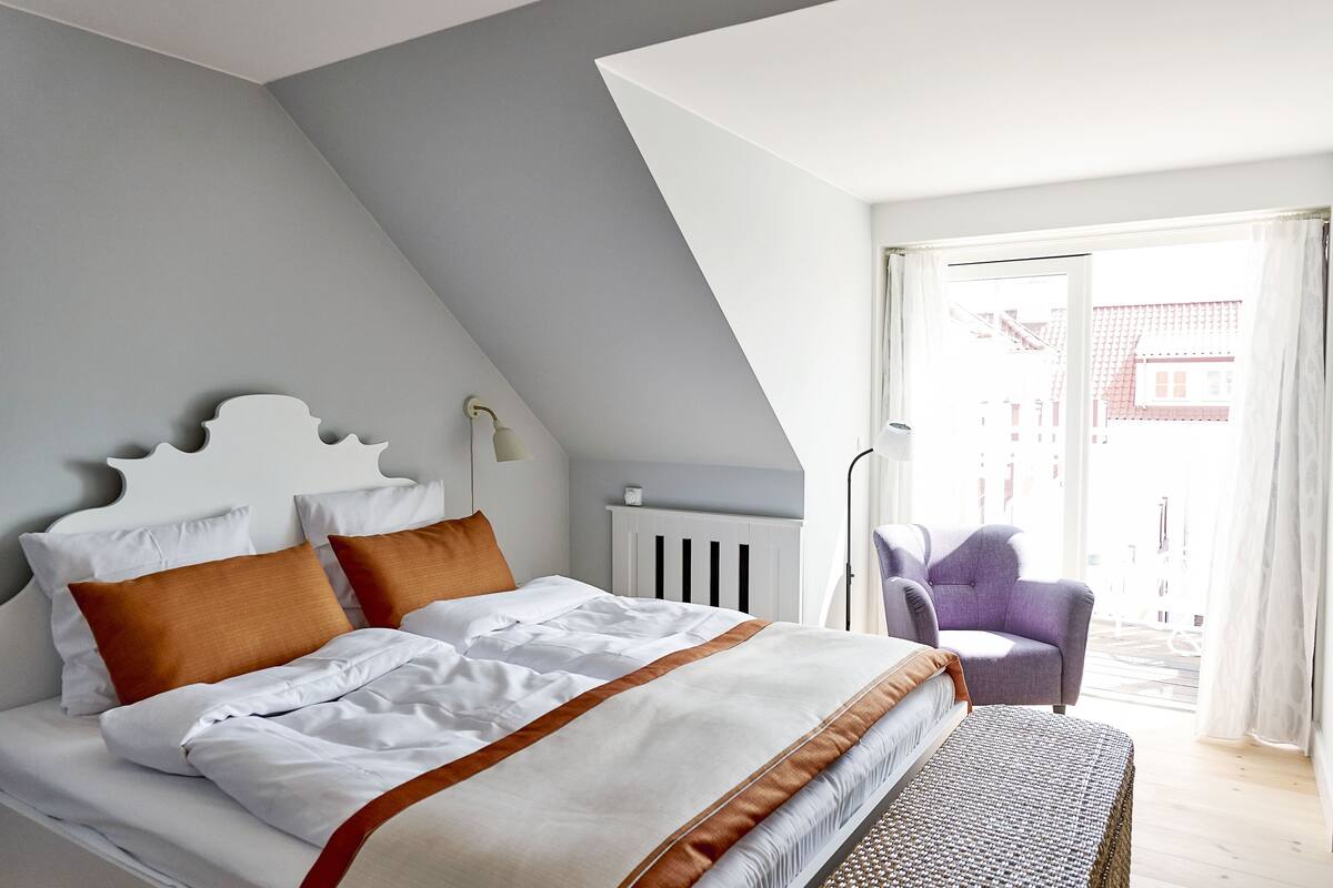 Hypo-allergenic bedding available, down comforters, minibar