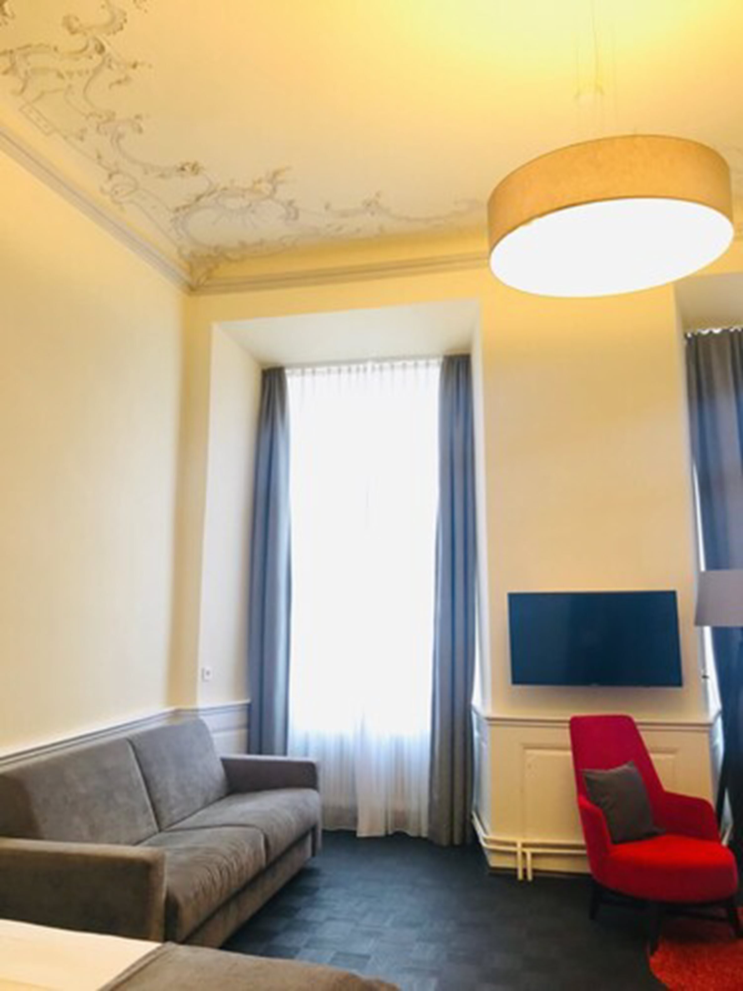 junior suite, 1 queen bed, non smoking | living room | flat-screen tv