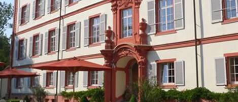 Mặt tiền nơi lưu trú