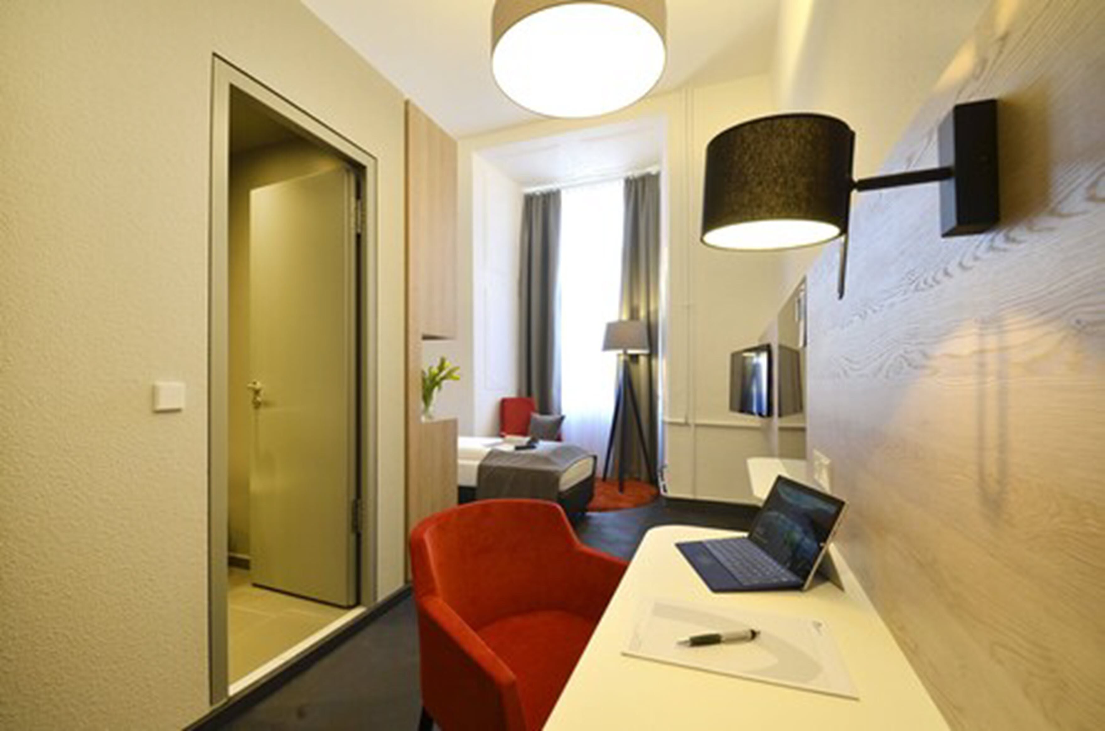 basic single room | in-room safe, desk, free wifi