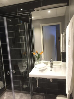 Shower, free toiletries, hair dryer, slippers - Hotel Entré Norr (Umea)