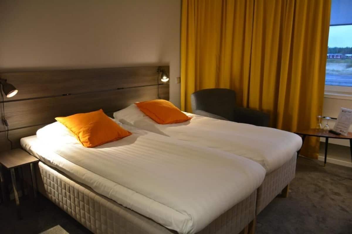 1 bedroom, blackout curtains, soundproofing, iron/ironing board