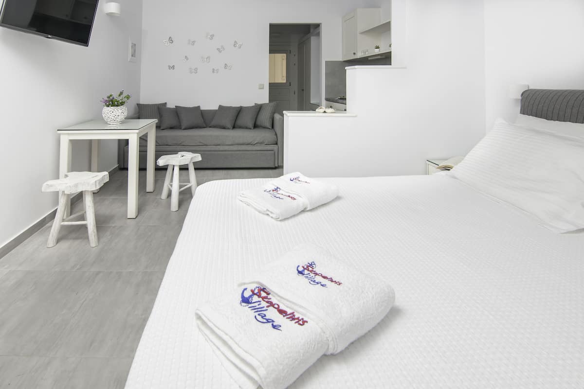 Chambre Triple Deluxe, vue mer | Coffres-forts dans les chambres, bureau, rideaux occultants