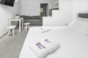 Habitación triple Deluxe, vistas al mar | Ropa de cama de alta calidad, caja fuerte, escritorio y cortinas opacas