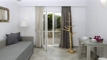 Vierbettzimmer, Meerblick | Wohnbereich | Flachbildfernseher