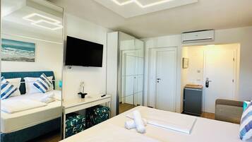Phòng đôi Cao cấp, 1 giường cỡ king, hiên, quang cảnh biển | Bộ đồ giường cao cấp, chăn bông, két bảo mật tại phòng