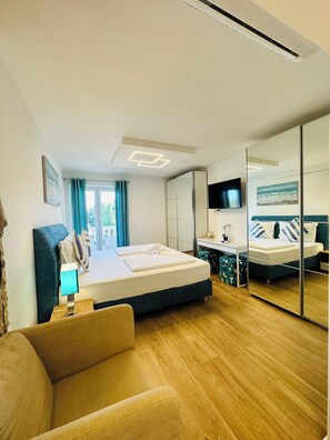 Premium bedding, down duvets, in-room safe, laptop workspace - Villa Mediterranea (Bol)