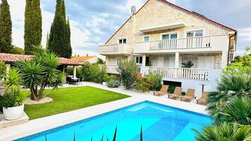 Utendørsbasseng, bassengtelt (inkludert) og solsenger