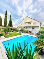 Una piscina al aire libre, camas de piscina gratis