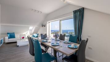 Luksus-loftsleilighet, sjøutsikt, ved havkanten | Oppholdsområde | Flatskjerm-TV og leker